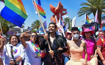 Adolfo Cerqueda marcha junto a miles de personas en la primera marcha de la comunidad LGBTTTIQA en Neza