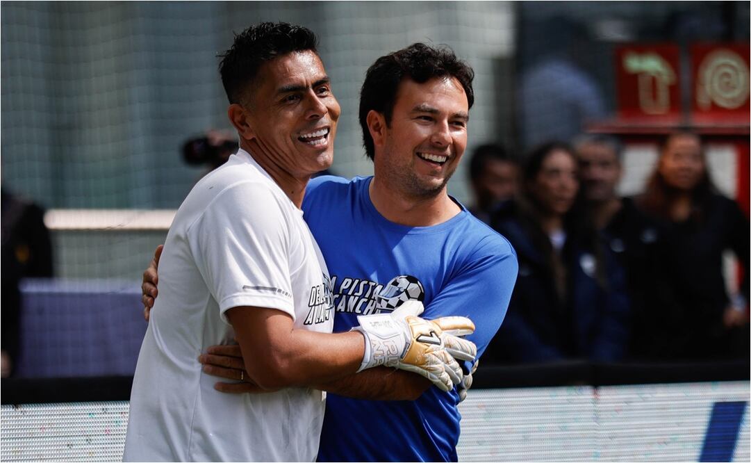 Oswaldo Sánchez y Checo Pérez durante una 'casarita´previo al GP de México 2025. FOTO: Diego Simón Sánchez/ EL UNIVERSAL