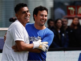 Checo Pérez brilla en cascarita le mete “hat trick” a Oswaldo Sánchez en la antesala del Gran Premio de México