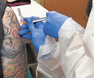 Analizan uso de vacuna de Pfizer y Moderna en UE