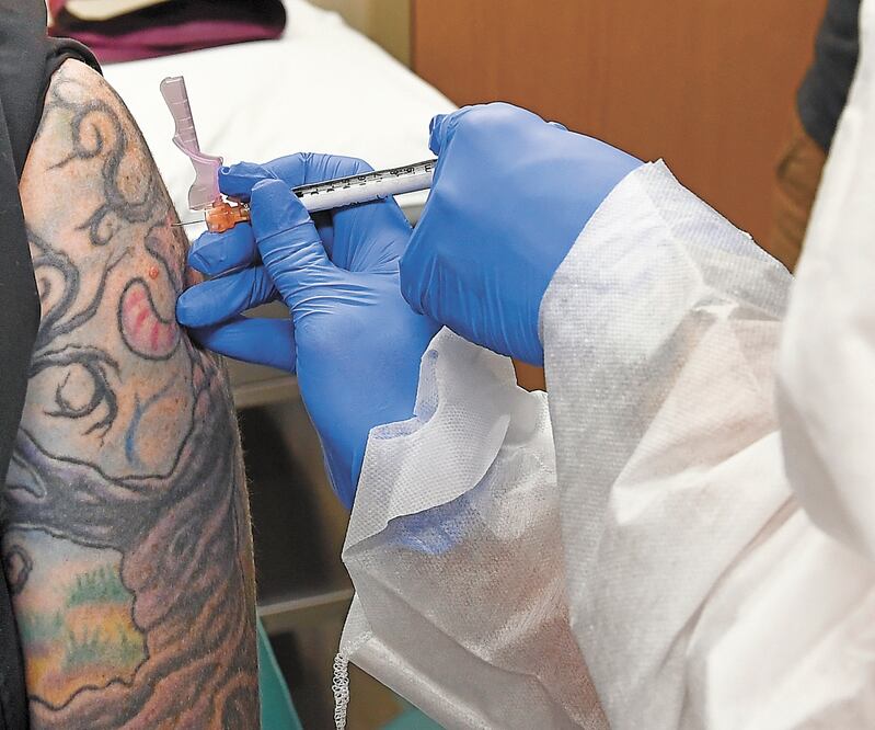 Una voluntaria recibe la vacuna de Moderna contra el Covid-19 en Harpersville, Nueva York. HANS PENNINK. AP