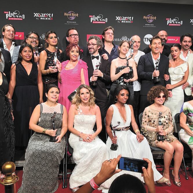 Los ganadores de la noche, incluyendo al elenco y crew de ROMA , posaron con sus galardones tras la ceremonia. FOTOS: CÉSAR HUERTA. EL UNIVERSAL Y EFE