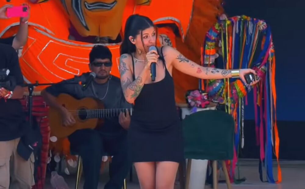Cazzu cantando en vivo en Jujuy, provincia de Argentina.
Foto: YouTube