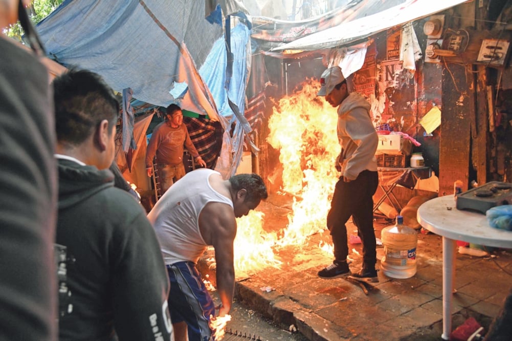 Un flamazo alcanzó a un hombre cuando vecinos de la colonia Juárez intentaron prenderle fuego al predio. (FOTOS: ARMANDO MARTÍNEZ. EL UNIVERSAL)