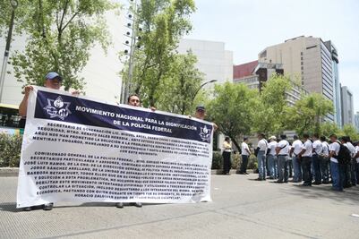 Marchan policías hacia la Secretaría de Gobernación