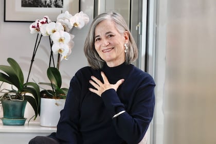 "Escribir es traspasar la frontera de la ausencia": entrevista con Mónica Lavín