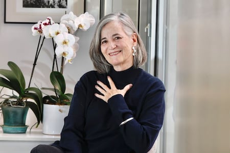 Escribir es traspasar la frontera de la ausencia: entrevista con Mónica Lavín