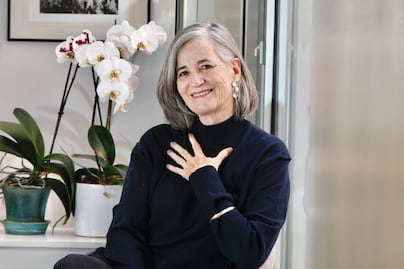 Escribir es traspasar la frontera de la ausencia: entrevista con Mónica Lavín