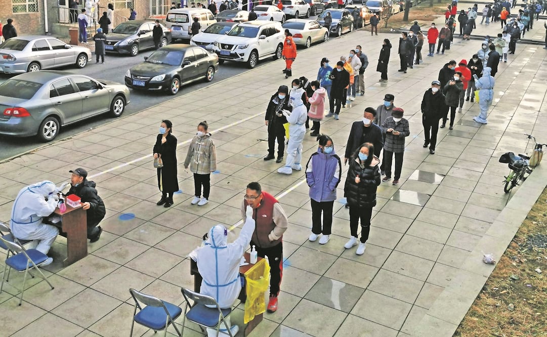Fila para detectar Covid-19en Dalian, Liaoning. Foto: AFP