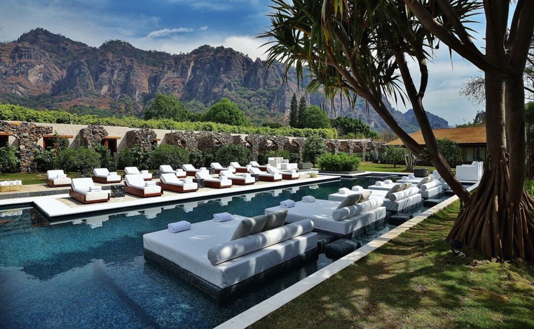 La alberca del hotel boutique Amomoxtli, con vista al Tepozteco. (Foto: Cortesía del hotel)