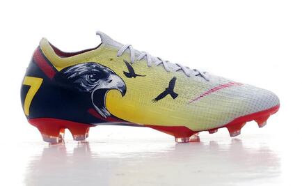 Artista le regala zapatos especiales a Jérémy Ménez