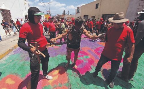Hombres cubiertos de la cara y con espinas en brazos y piernas realizaron un recorrido de más de 5 kilómetros sobre alfombras hechas con aserrín. Foto: Omar Contreras/ EL UNIVERSAL