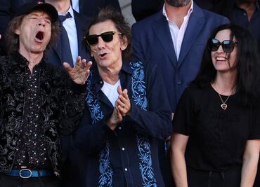 Mick Jagger, el logo y la música de los Rolling Stones, le ponen toque legendario a partido de futbol