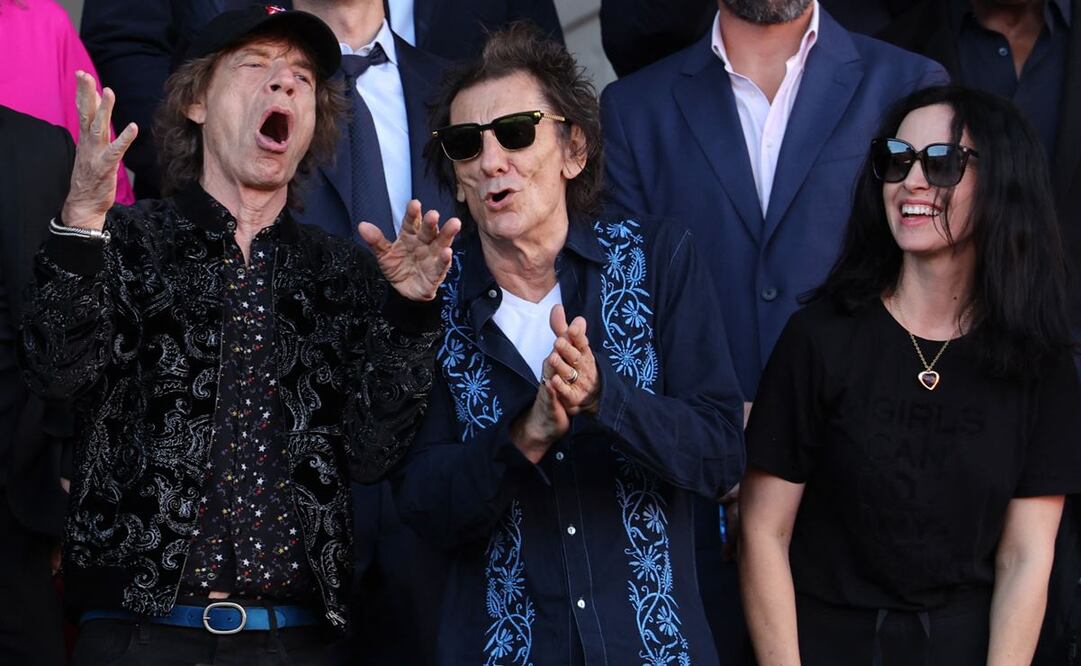 Mick Jagger, de la banda británica The Rolling Stones, en el palco del estadio instantes antes de dar comienzo el partido de LaLiga que enfrenta al FC Barcelona y al Real Madrid. Foto: EFE/Siu Wu.