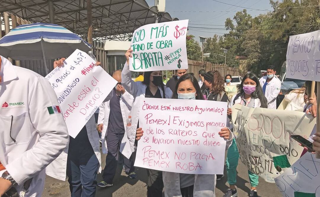 Médicos del Hospital General de Pemex en Azcapotzalco se manifestaron ante las oficinas de la petrolera. Foto: Francisco Rodriguez /EL UNIVERSAL