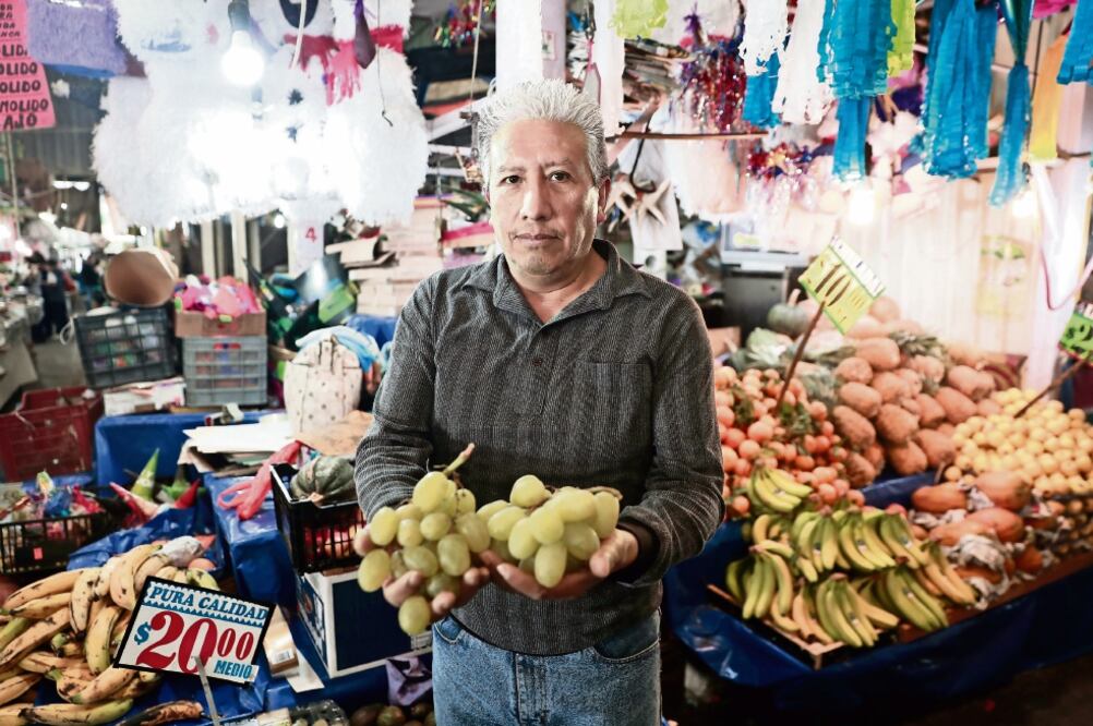 Luis González, quien tiene más de 25 años vendiendo fruta en el Mercado de Jamaica, declaró que las ventas no han sido tan buenas, a pesar de que en otros años la uva se ofertaba en 120 pesos el kilo. (ALEJANDRA LEYVA)