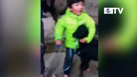 Niño salva una cabra en templo de Nepal