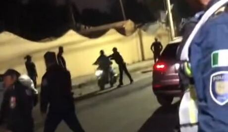 Video muestra caída de motociclista en revisión policial en Topilejo; Asuntos Internos investiga actuación de SSC