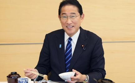 "Delicioso": Primer ministro japonés come pescado de Fukushima, tras vertido de aguas radiactivas al mar