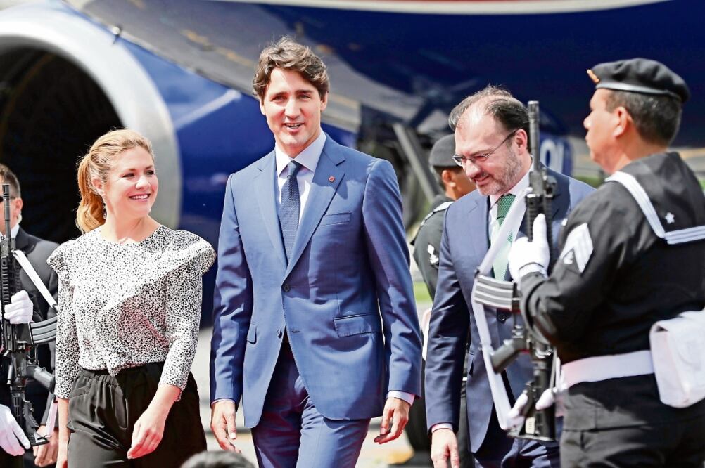 Justin Trudeau, primer ministro de Canadá, y su esposa Sophie Grégorie fueron recibidos por el canciller Luis Videgaray en el Hangar Presidencial (LUCÍA GODINEZ. EL UNIVERSAL)