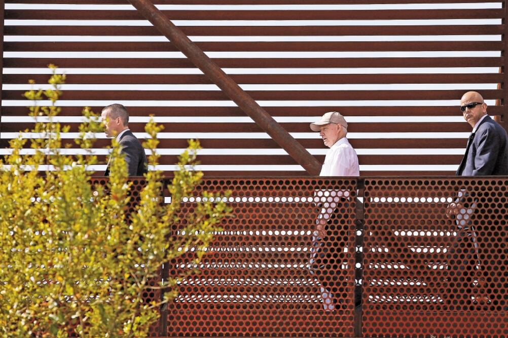 El fiscal general de EU, Jeff Sessions (centro), durante su visita de ayer a la ciudad fronteriza de Nogales, en Arizona (ROSS D. FRANKLIN. AP)