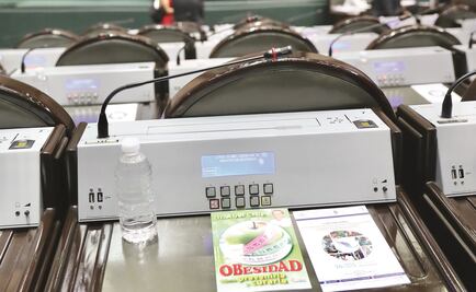 Doctor Abel Cruz reparte libros en San Lázaro