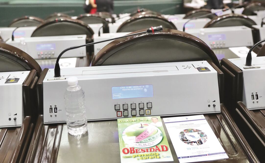 Doctor Abel Cruz reparte libros en San Lázaro