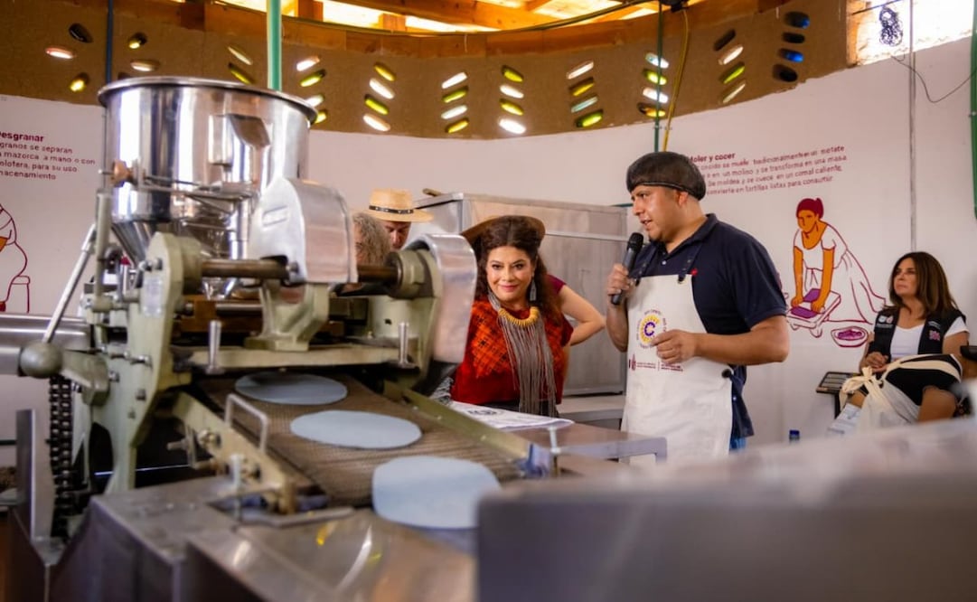 Clara Brugada inaugura “Red Centli", primera tortillería de maíz nativo en Utopía Libertad.
Foto: Especial.