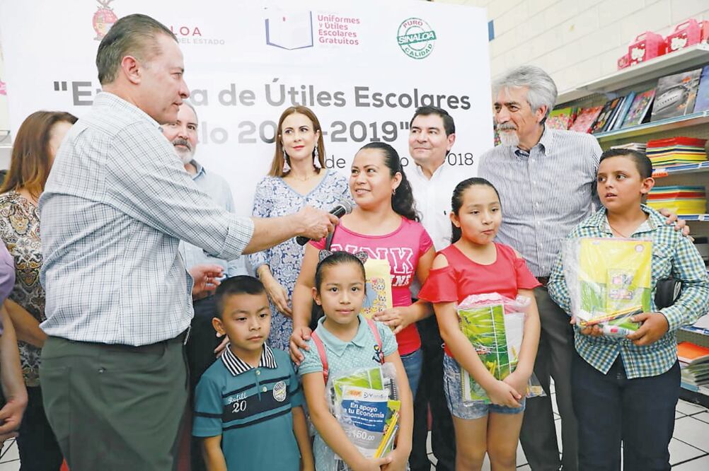El gobernador Quirino Ordaz Coppel visitó una papelería, donde vigiló que la entrega de paquetes a los padres de familia no durara más de 10 minutos.