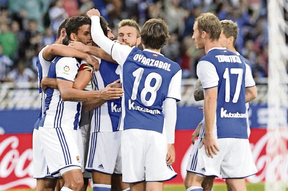 Jugadores de la Real Sociedad festejaron el gol marcado por el centrocampista Xabi Prieto ante el Alavés (GORKA ESTRADA- EFE)