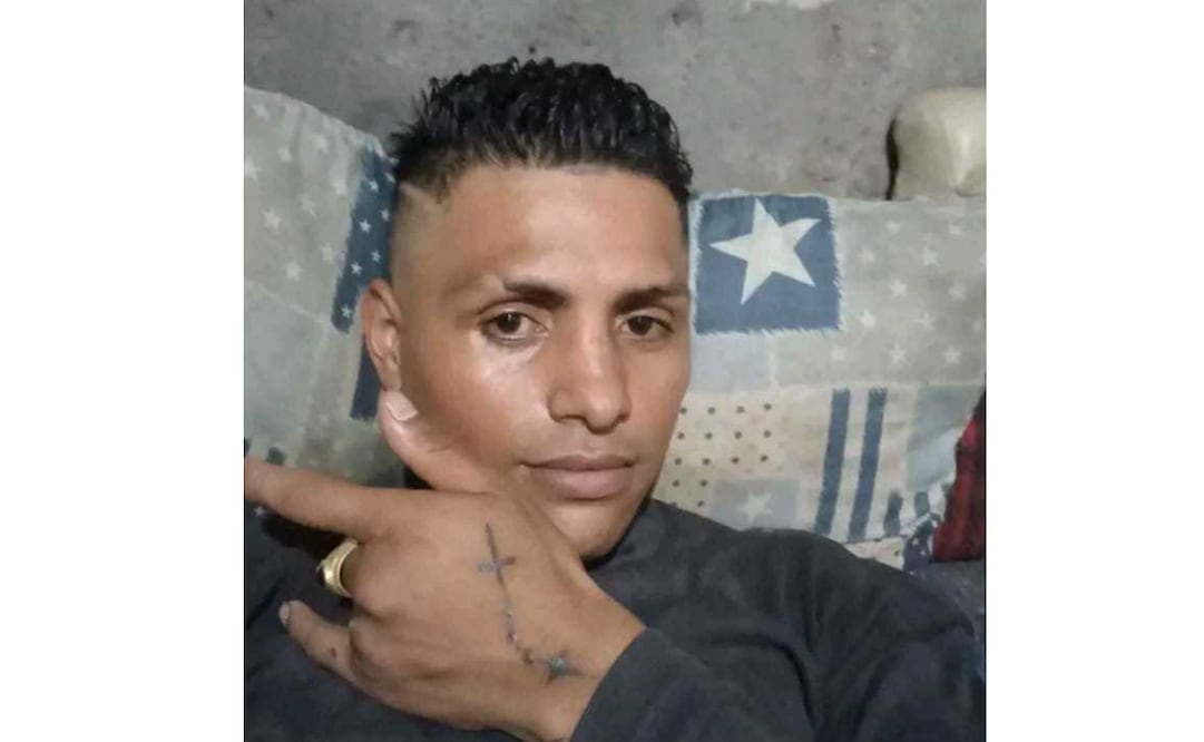 Fallece Erick Vicente Acevedo Romero chofer de microbús que ayudó a sacar a los pasajeros de su unidad cuando ocurrió la explosión de la pipa de gas en Iztapalapa. 
Foto: Especial.