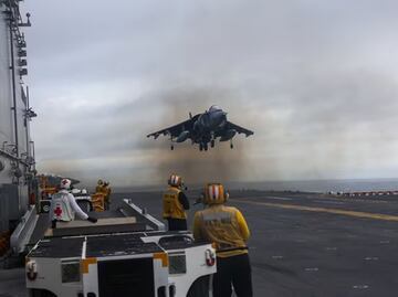 EU difunde primeras imágenes del despliegue de barcos hacia Venezuela; militares operan aeronaves y apuntan con rifles