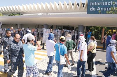 Normalistas bloquean acceso al aeropuerto; exigen plazas