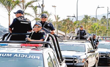 Federal forces, marines, and the army take over Acapulco's police