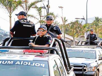 Federal forces, marines, and the army take over Acapulco's police