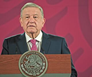 Amaga AMLO con reforma si no avalan consulta