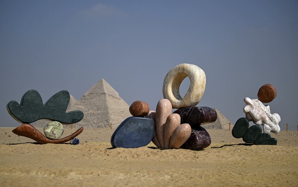 La instalación artística “Ecos del Infinito”, de Alex Proba y Solidnature, se exhibe cerca del complejo de las pirámides de Guiza, en Guiza, Egipto, el 11 de noviembre de 2025. Foto: EFE