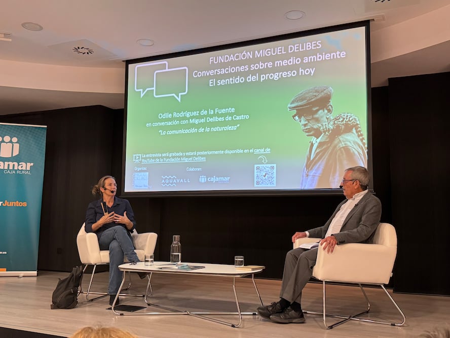 Miguel Delibes de Castro y Odile Rodríguez de la Fuente dialogan en la sala Cajamar en Valladolid, España, sobre el sentido del progreso, uniendo ciencia, literatura y legado familiar en torno a la defensa de la naturaleza. Foto: Iván Carrillo