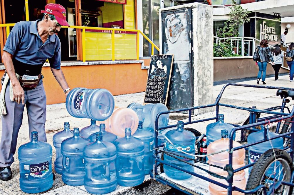 El costo promedio para los hogares que consumen agua de la red pública es de 126 pesos al mes, contra 175 pesos por adquirirla embotellada (ARCHIVO EL UNIVERSAL)