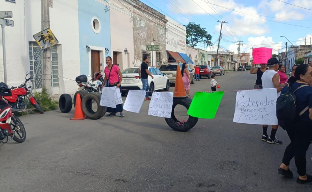 Padres de familia protestan por precarias condiciones del plantel en Yucatán (29/10/2025). Foto: Especial