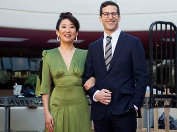 Sandra Oh y Samberg le darán un tono más ligero a los Globos de Oro