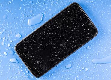 ¿Qué hacer si se te cae el celular a la alberca?