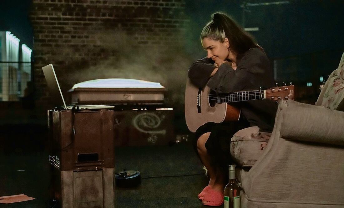 Eve Hewson actúa como una madre soltera que aprende a tocar la guitarra. Foto: Apple Tv