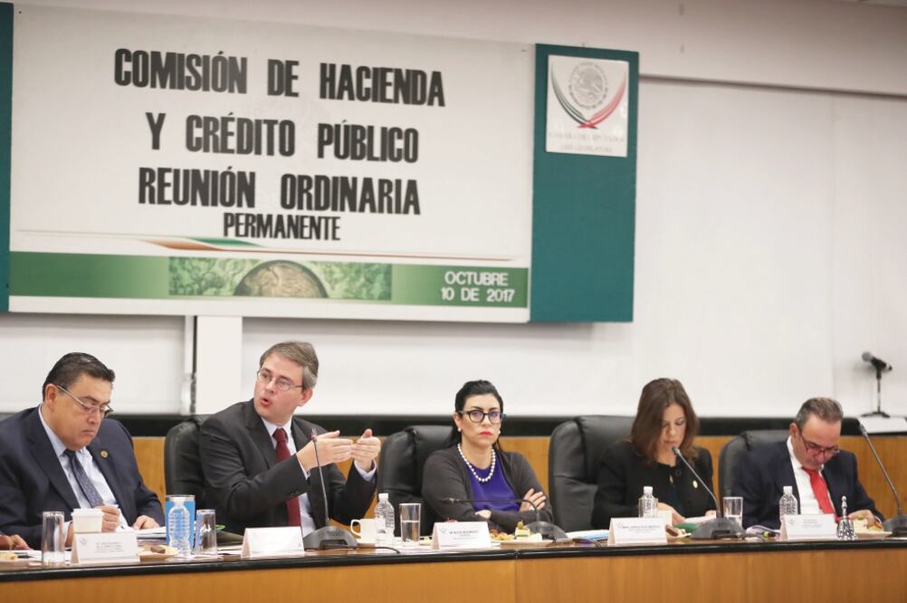 Miguel Messmacher (segundo de izq. a der.) y Vanessa Rubio (centro), ayer en la reunión de la Comisión de Hacienda de la Cámara de Diputados. (LUCÍA GODÍNEZ. EL UNIVERSAL)