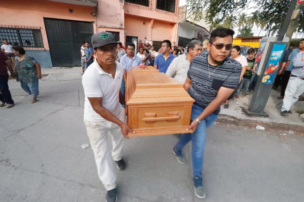 Familiares y amigos transportaron los féretros de quienes fallecieron al quedar sepultados por el techo de la estructura del Palacio de Gobierno (FOTOS: LUIS CORTÉS. EL UNIVERSAL)