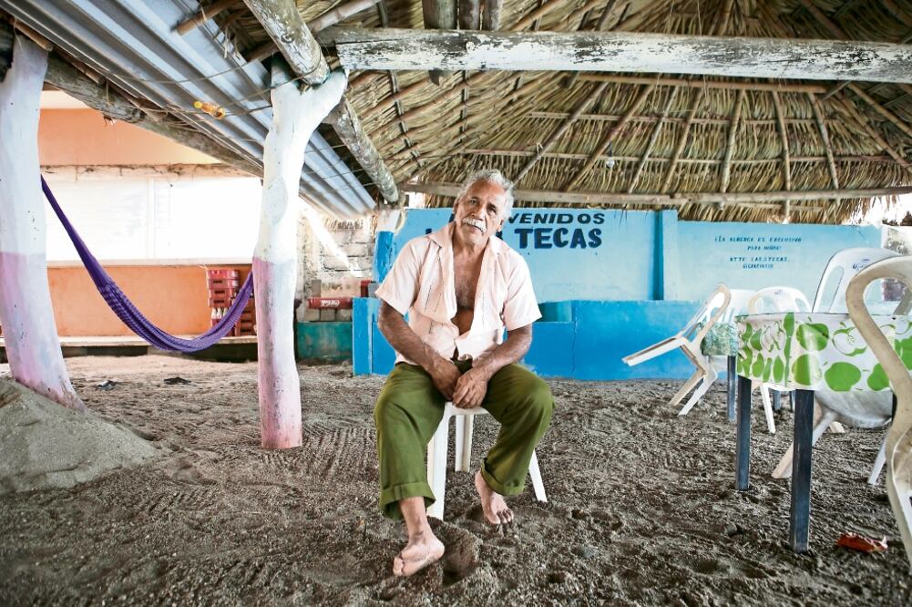 Pescadores como Esteban Espinoza lamentan que el gobierno no le permita a la gente tener una vivienda digna y mejores oportunidades laborales (FOTOS: MARIO ARTURO MARTÍNEZ. EL UNIVERSAL)