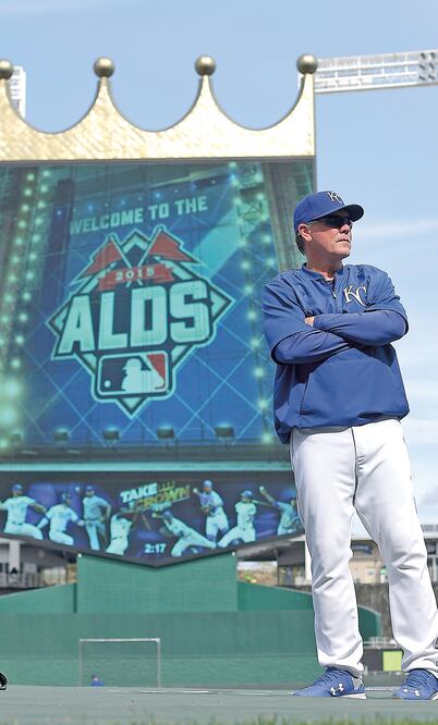 El manager de Kansas City, Ned Yost, observa la práctica de bateo (CHARLIE RIEDEL. AP)