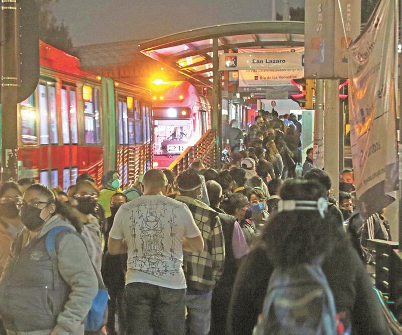 En el Metrobús de San Lázaro se perdió la sana distancia. Foto: CARLOS MEJÍA. EL UNIVERSAL