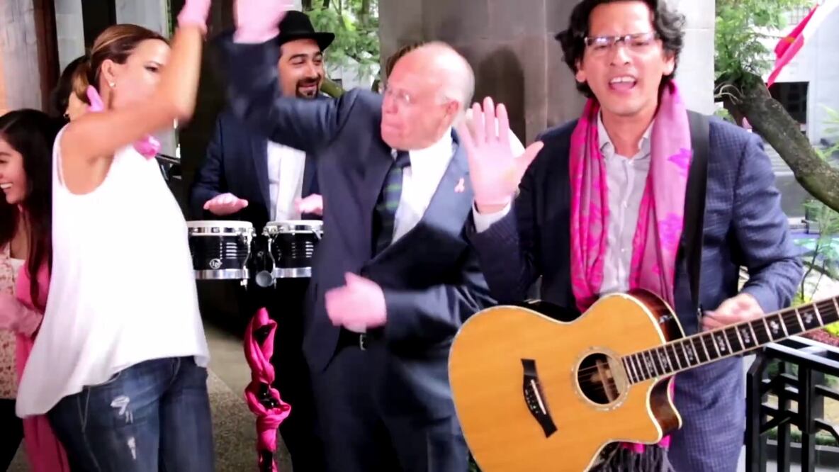 Danza al ritmo de Ámate . El titular de la Secretaría de Salud, José Narro Robles, participó ayer en la Feria de Prevención de Cáncer de Mama (TOMADA DE YOUTUBE)