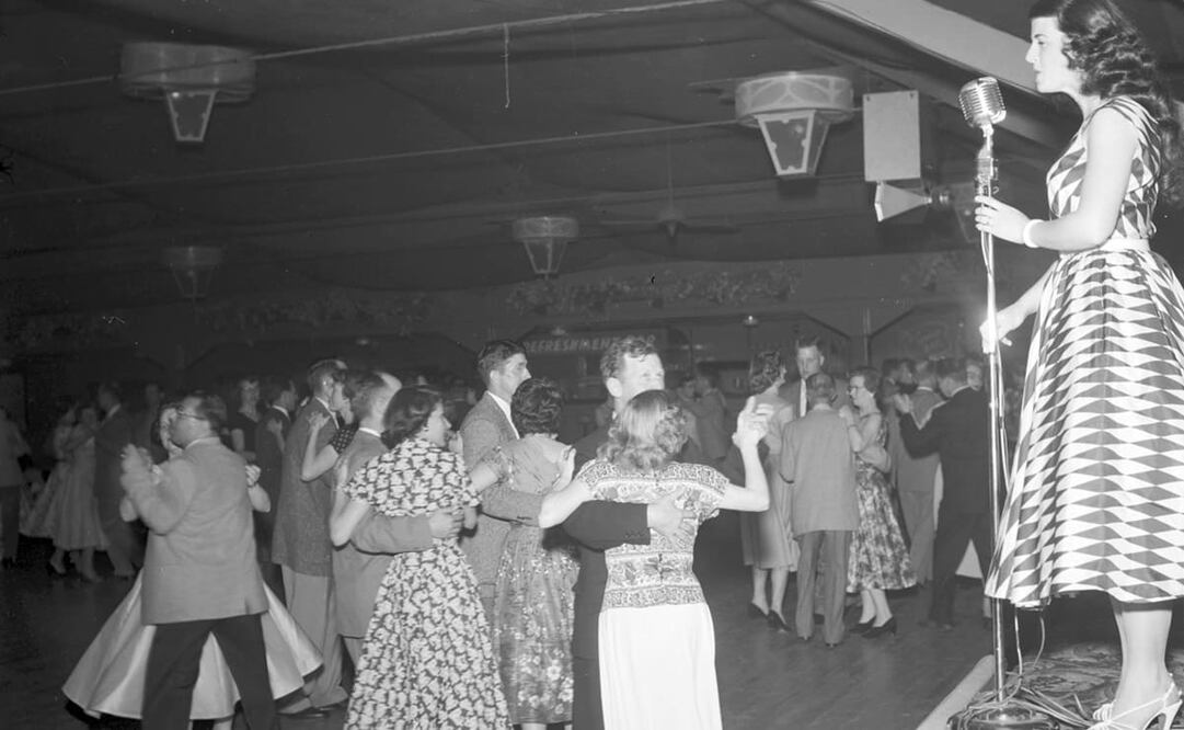 Imagen de un baile en Seattle, Estados Unidos, país de donde vino a México la tradición de las cenas- baile. La imagen es de 1956. Foto de Wikimedia Commons.